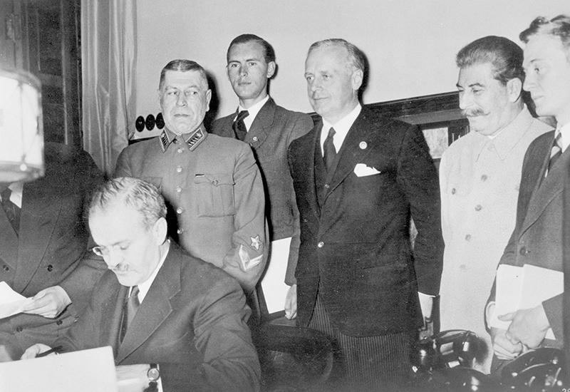 קומיסר החוץ הסובייטי, ויצ'סלב מולוטוב, חותם על הסכם ריבנטרופ-מולוטוב לאי-התקפה בין גרמניה לברית המועצות, מוסקבה, 23/08/1939.