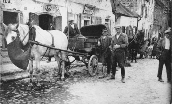 Carro con caballos perteneciente a judíos, Polonia