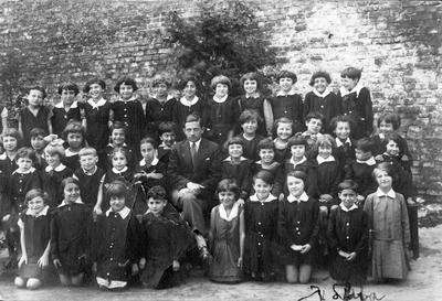 Estudiantes y profesores en un colegio judío en Varsovia, Polonia, antes de la guerra
