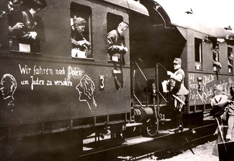 חיילים גרמנים בדרכם לחזית בקרון רכבת עליו כתוב "אנו בדרכינו לפולין להכות ביהודים", גרמניה, ספטמבר 1939