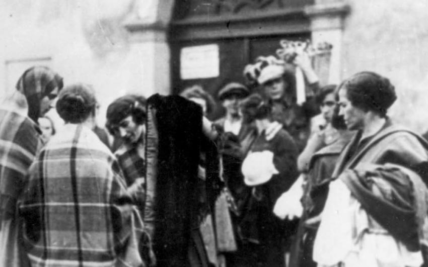 Ženy prodávající látky před synagogou Rema, Krakow, Polsko, 1925