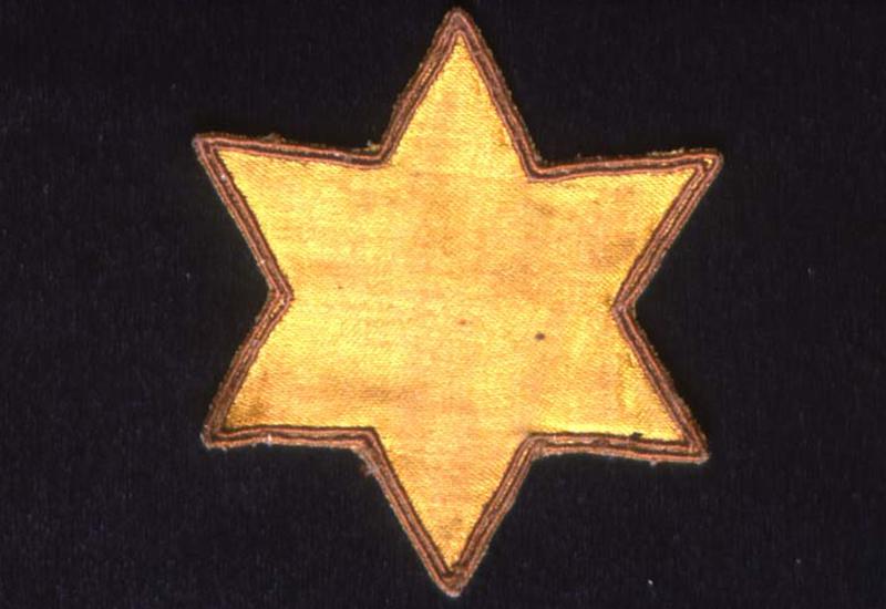 טלאי צהוב שיהודי פולין חויבו להצמיד לבגדיהם, היה שייך להנרי לוונשטיין, גטו לודז'