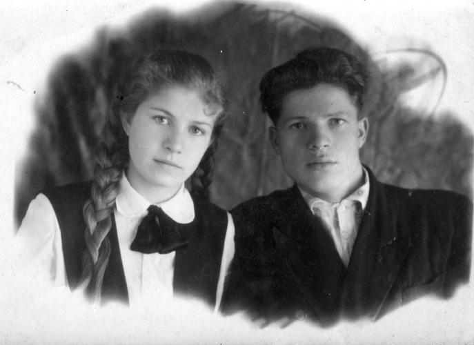 Сим Еремин с сестрой Зиной. 1951 год