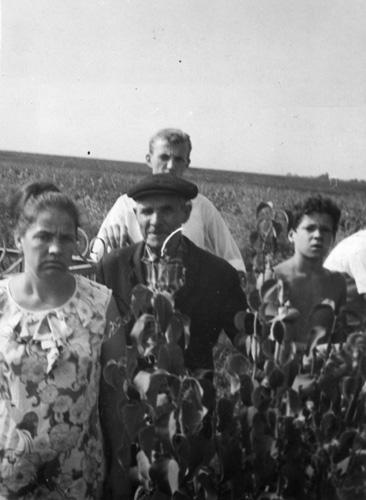 Иван Михайлович Еремин с детьми в поле