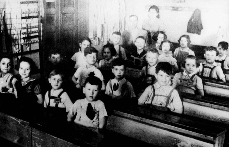 כיתת ילדים יהודים לפני הגירוש לגטו, טרזינשטט