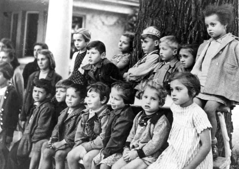 קבוצת ילדים, טרזינשטט, צ'כוסלובקיה, 1945
