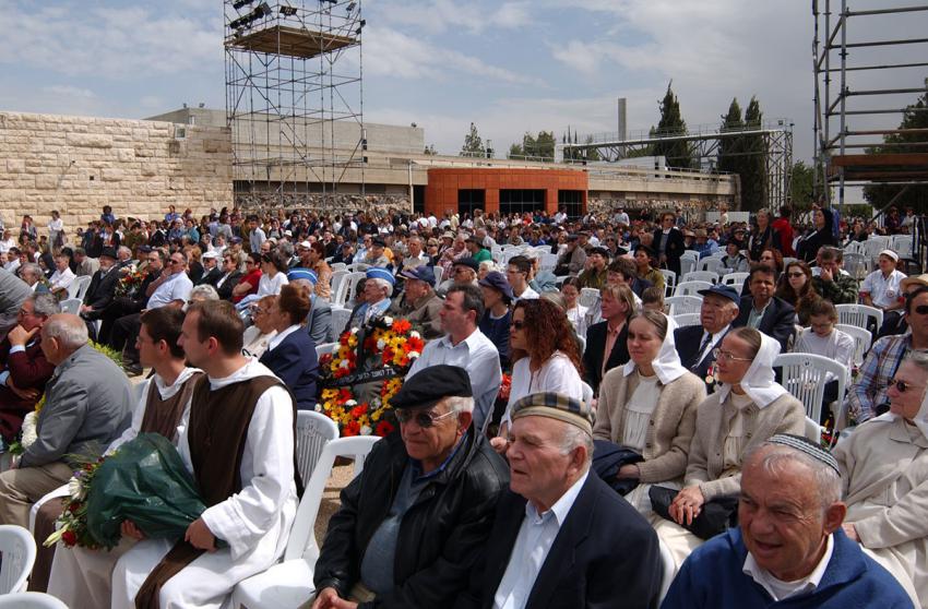 תמונות מאירועים רשמיים של יום הזיכרון לשואה ולגבורה תשס"ד (2004)
