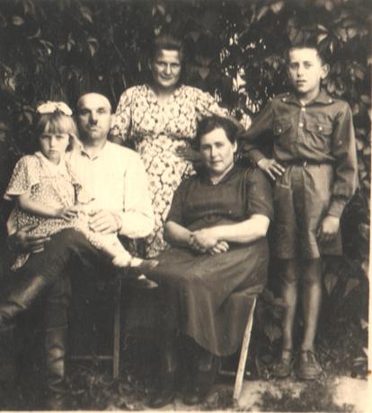 Франчишек и Анна Стройвонс с сыном Яном (стоит) и дочерью Лялей (на руках у Франчишека). Владимир-Волынский, середина 30-х годов