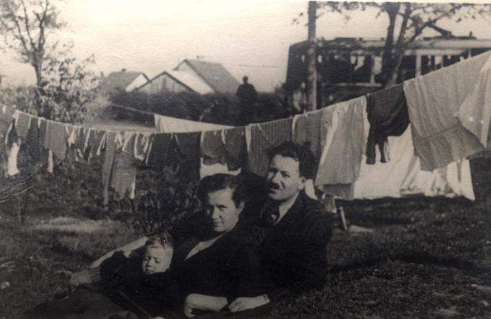 Супруги Элияху и Ирена Якира с сыном Довом. Линц, лагерь для перемещенных лиц, 1947 год