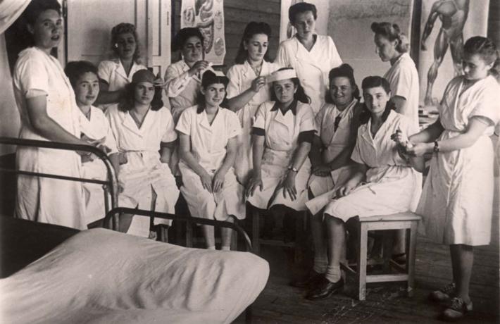 Занятия медсестер в лагере для перемещенных лиц, Линц, Австрия, 1947 год. Ирена Якира – в центре в заднем ряду
