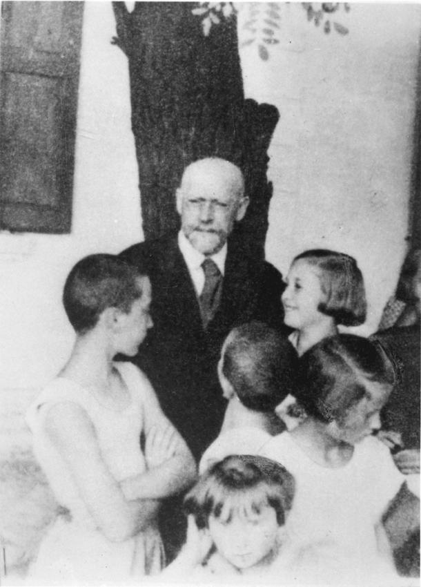 Janusz Korczak mit Kindern seines Waisenhauses