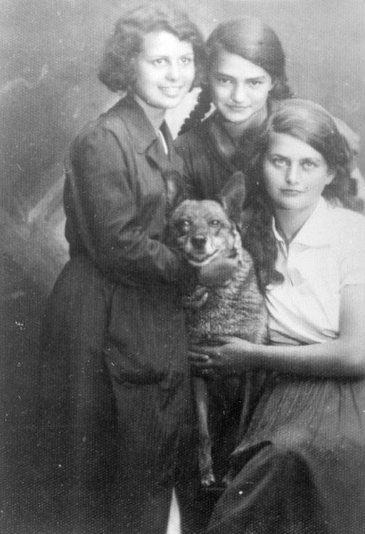 Tema Schneiderman, mujer mensajera miembro del movimiento clandestino judío en el gueto de Bialystok, con dos amigas