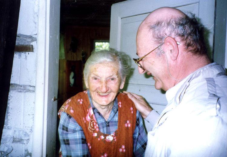הניצול ד&quot;ר מרדכי (פרדיננד) ברגר, מבקר כעבור שנים את מצילתו, מריה חומובה בביתה