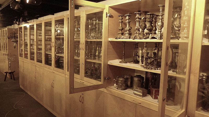 מבט כללי על ארונות אחסון החפצים בחדר האוספים של מוזיאון יד ושם