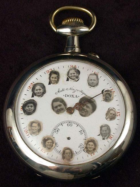 שעון כיס שעליו הדביק ישעיהו מרקוביץ מסילאג'שומיו שבטרנסילבניה את תמונות ילדיו לפי סדר לידתם