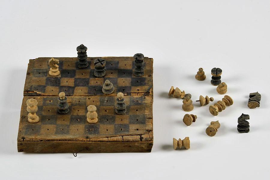 Шахматы Юлиуса Друкмана, которые он смастерил в гетто Ободовка (Транснистрия)  в 1943 году