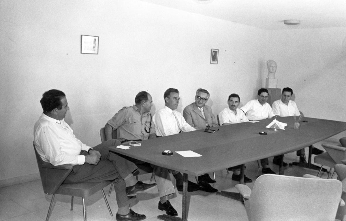 Presidente de Yad Vashem Dr. A. Kobobie con los miembros de la Polícia de la Oficina 06 (1960)