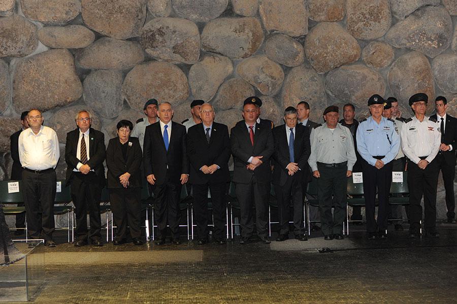אורחי הטקס בזמן צפירת הדומיה  לזכר קורבנות השואה, 16/04/2015