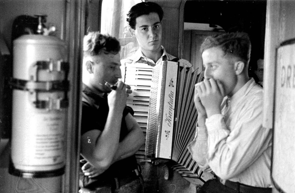 Des jeunes jouent de la musique à bord du “Train des 700”, septembre 1936 .