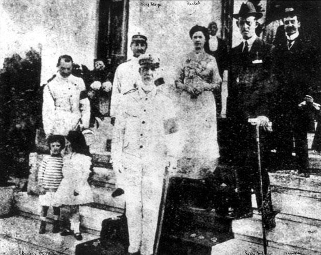 Рахель и Хаим (Хаймаки) Коэн с королем Греции Георгом во время визита королевской семьи в Трикалу (Фессалия)