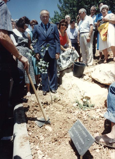 Selahattin Ülkümen en la ceremonia de plantación de árboles en su honor, Yad Vashem