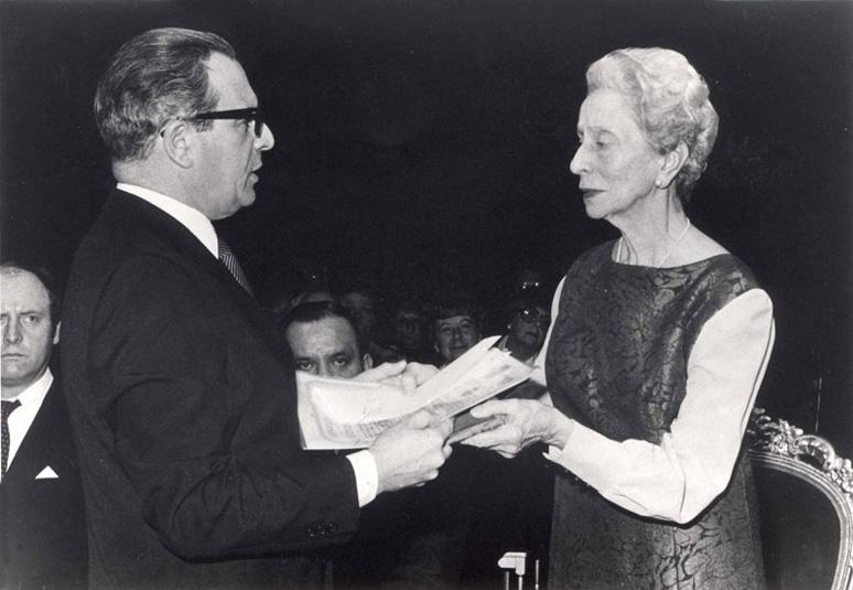 Dorothea Neff receiving the Certificate of Honor