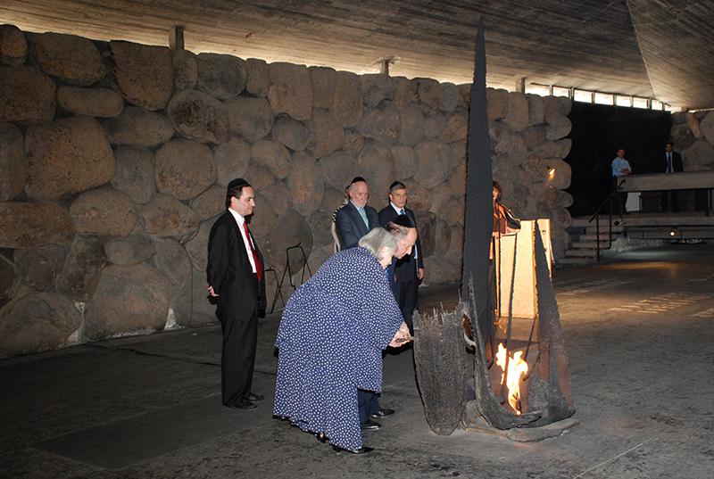 Los hijos de Eduardo Propper de Callejón reavivando la llama en la Sala del Recuerdo, 12 de marzo de 2008