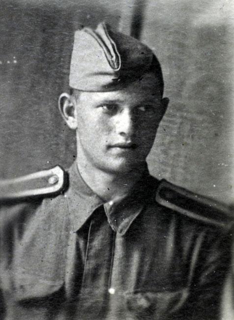 אנטולי קונוביץ במדי הצבא האדום בגיל 17