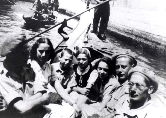 אידה לנטי עם שלושת הילדים ועם חיילים מארץ ישראל, 1945