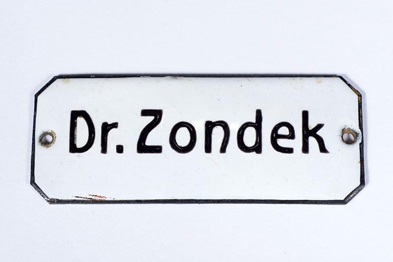 Namensschild von Zondeks Wartezimmer in Berlin