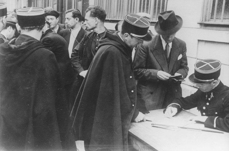 Paris, 20 août 1941 : Des Juifs sont arrêtés par la police française pour interrogatoire. 