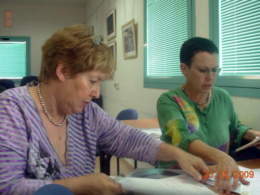 יונה כהנוביץ (משמאל, מתנדבת הפרויקט) ומנחת הקבוצה של עמך נס ציונה, אילנה אלינור. מאי 2009
