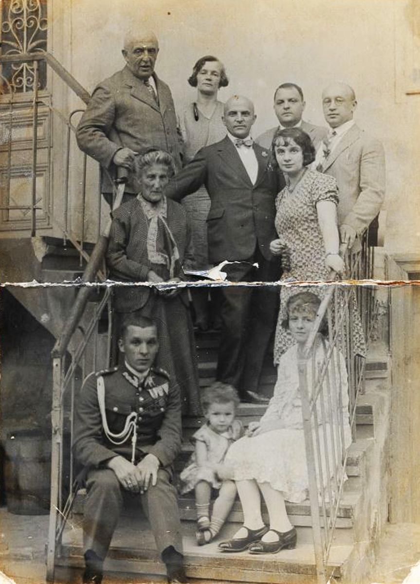 משפחת דוד בעיירה סטרי שבאוקראינה, תחילת שנות השלושים. חנה דוד יושבת במרכז למטה, ליד אמה, 