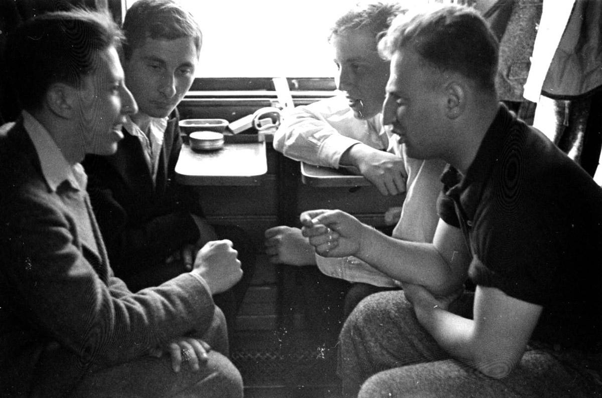 Jóvenes discutiendo a bordo del «Tren de los 700», septiembre de 1936