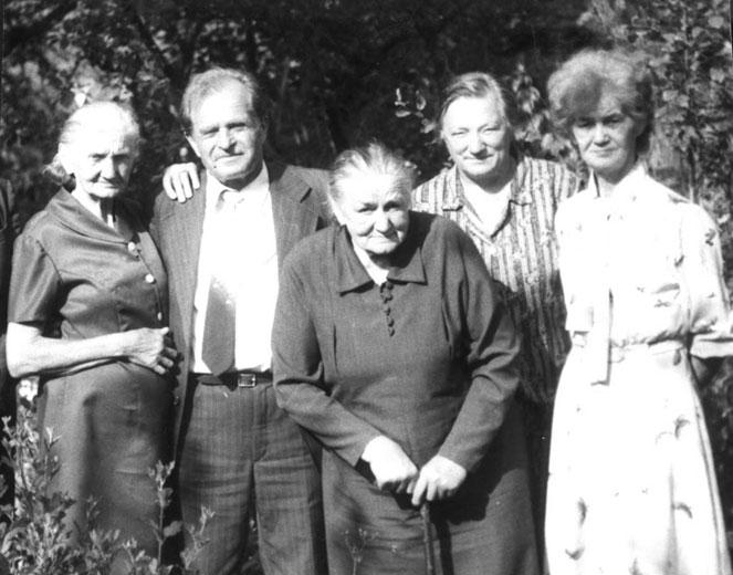 מריה חומובה ומשפחתה. בתה, אולגה סרמקובה, בקצה הימני