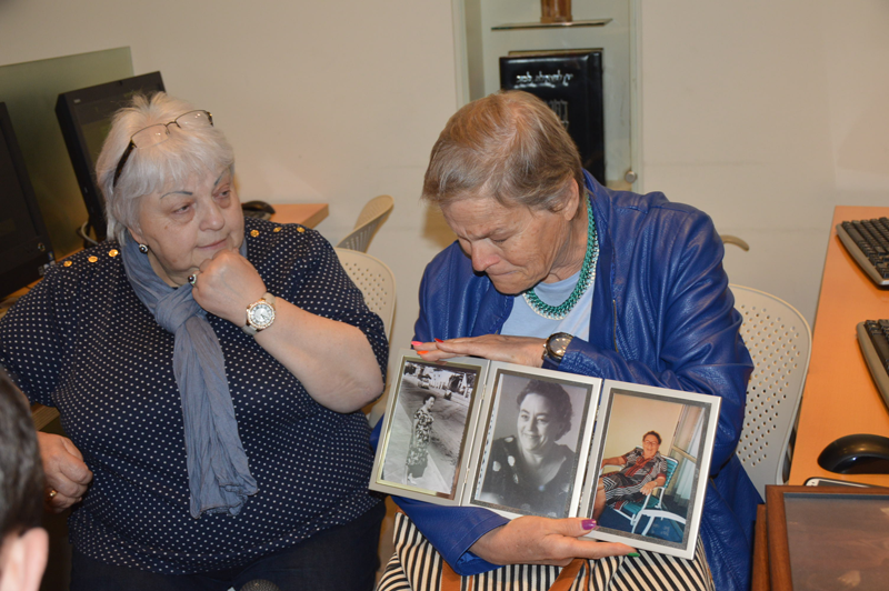 Shalhevet Sara Ziv showing Tatiana Zuckerman a photograph of her mother (March 2015)