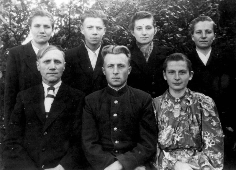 Iosif and Anna Nazaruk and their children, 1946