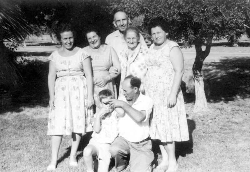 בריינה כץ ובני משפחתה - קיבוץ דפנה 1960