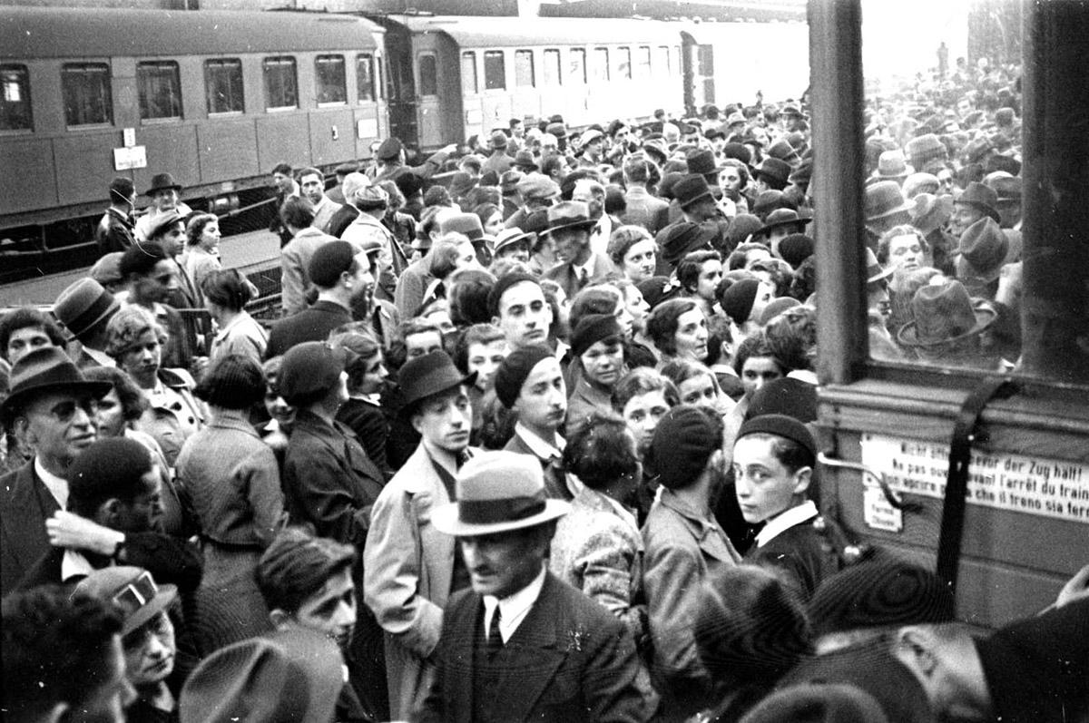 Adieux en gare de Berlin : une foule imposante est venue accompagner les passagers du “Train des 700”, septembre 1936.