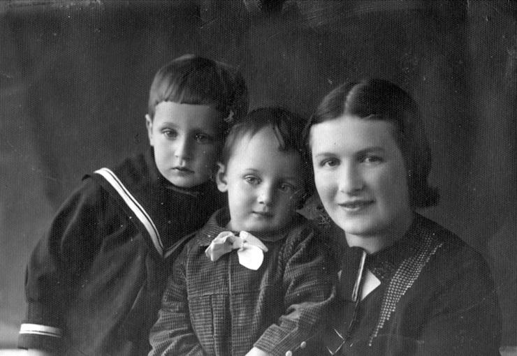 Reizl Shochat with her sons, 1936