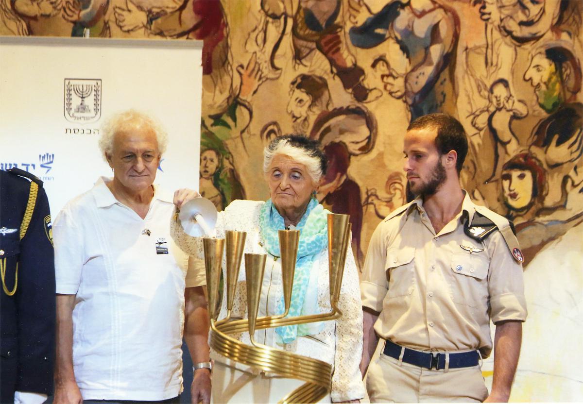 Berthe Badehi allume la flamme du Souvenir devant la Knesset, en présence de son fils Avner et son petit-fils Ziv, à l'occasion de Yom Hashoah, en 2017