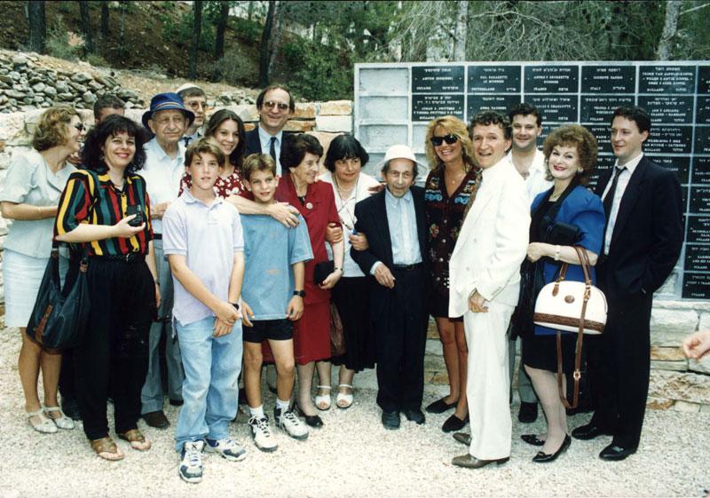 Anton Sukhinski, surrounded by survivors and their family members, Yad Vashem