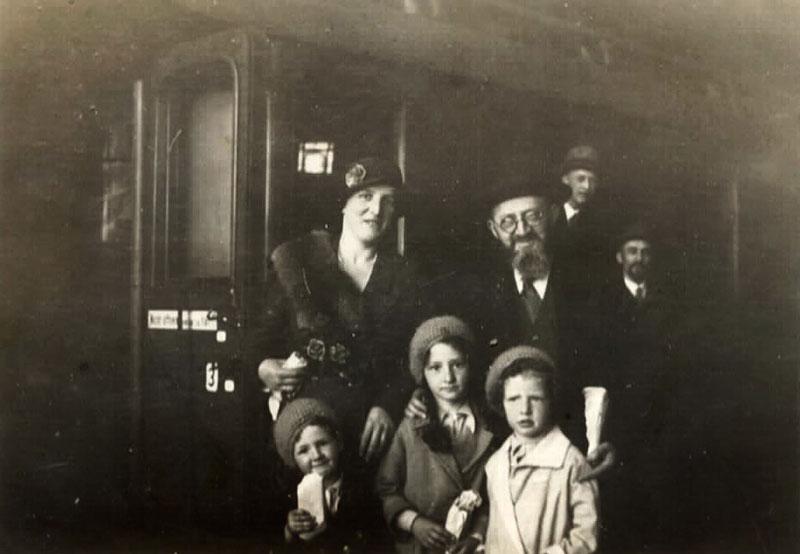 Le rabbin Akiva Posner, son épouse Rachel et leurs trois enfants, de droite à gauche : Avraham Chaim, Tova et Shulamit, à la gare de Kiel le jour de leur départ d'Allemagne en 1933