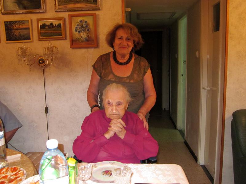 גלינה אימשניק ביום הולדתה ה -98 יחד עם ילנה, הניצולה, ירושלים 2010