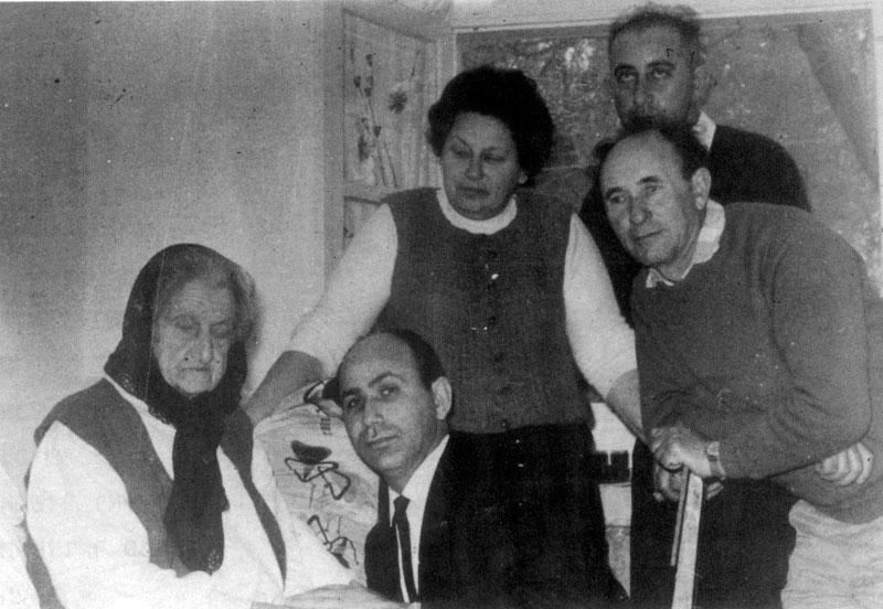 Brajna Katz with her daughter and grandchildren, 1966