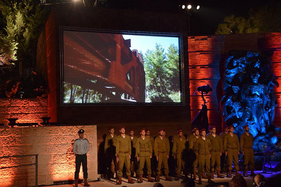 משמר כבוד מחטיבת הצנחנים במהלך העצרת הפתיחה הממלכתית לציון יום הזיכרון לשואה ולגבורה 2015