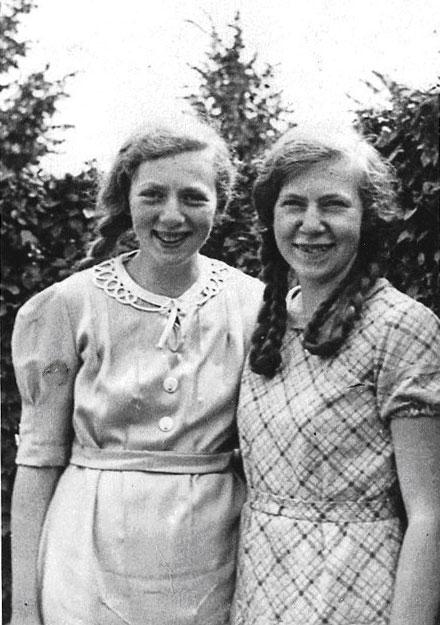Die beiden Schwestern Hilda und Betty Nathan bei ihrer Ankunft aus Breslau in Ahrendorf nach der Eröffnung des Lagers