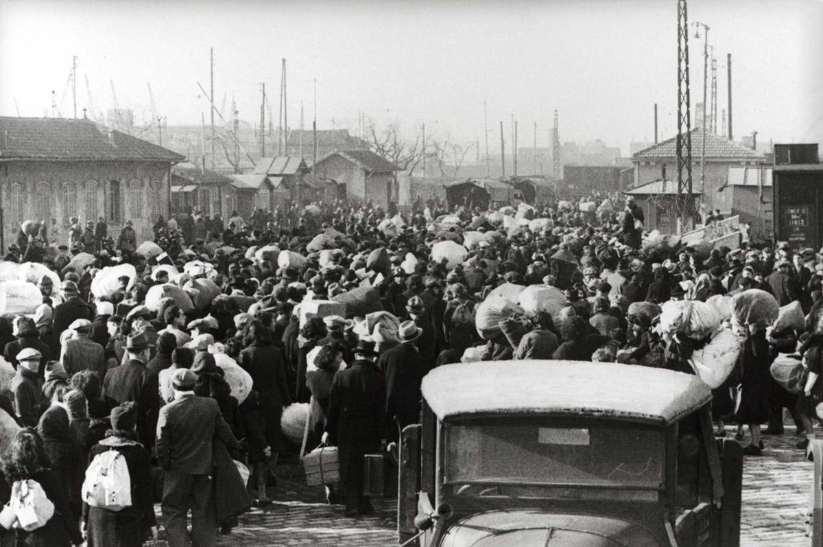 Juifs et non-Juifs raflés dans le Vieux-Port de Marseille conduits vers la gare d’Arenc encadrés par des policiers français et allemands, matin du 24 janvier 1943.