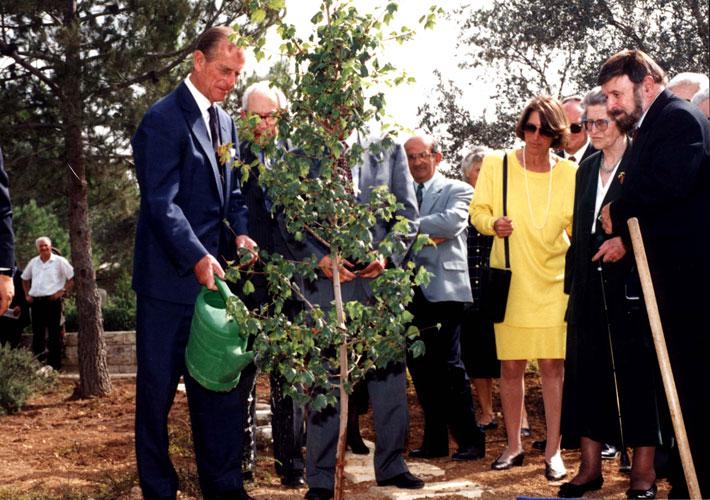 Принц Филипп сажает дерево в честь своей матери принцессы Алисы, во время церемонии в Яд Вашем. 30 октября 1994 года