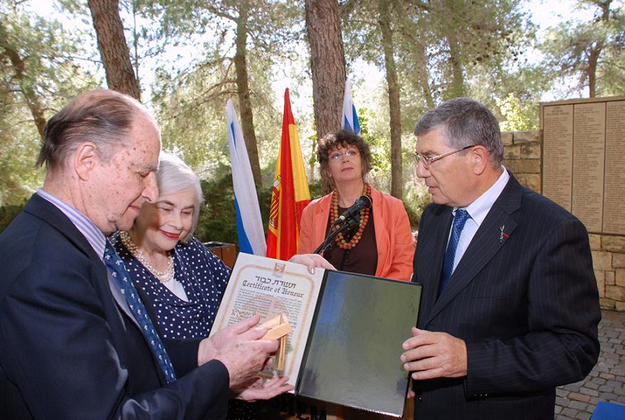 Presentación del reconocimiento a Propper de Callejón por Avner Shalev, presidente de Yad Vashem, 12 de marzo de 2008